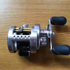 シマノ カルカッタ コンクエスト DC 100 右ハンドルのサムネイル