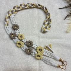 ハンドメイド マクラメスマホショルダーストラップ 三つ編み 花 夏カラーのサムネイル