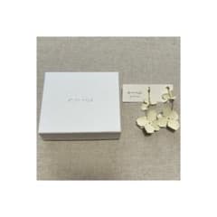 emma white flower ピアス　sygneのサムネイル
