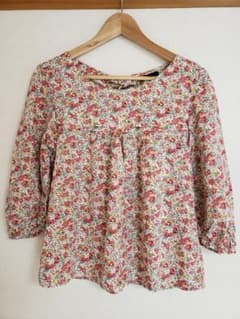 美品☆リバティ花柄・半端袖ブラウスのサムネイル