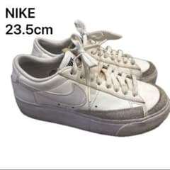 NIKE スニーカー ホワイト 23.5cmのサムネイル