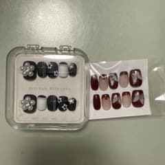 【新品】ネイルチップセット 黒と赤のデザインのサムネイル