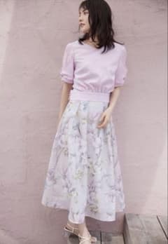 【美品】tocco closet シアーフラワープリント　タックフレアスカートのサムネイル