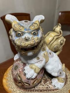 九谷焼 陶器製 魔除け狛犬 玉乗り獅子 白地金彩 台&マット付き - メルカリ