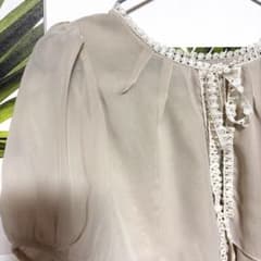 ベージュ シフォン ブラウス フリル付きのサムネイル