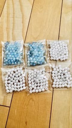 水色と白のビーズ 6袋セットのサムネイル