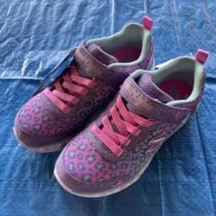 新品未使用 スケッチャーズ　ヒョウ柄ラメ入り　キッズシューズ　女の子のサムネイル