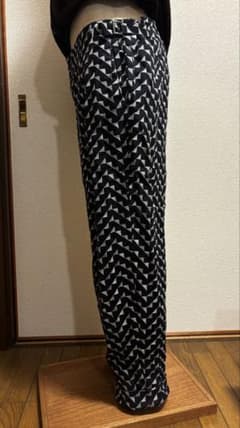 EMPORIO ARMANI 幾何学模様 カジュアルパンツ 黒と白のサムネイル