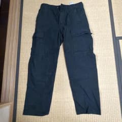 UNIQLO ブラック カーゴパンツ ウエスト68-76cmのサムネイル