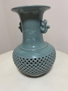 青磁　耳付花瓶 青磁 透かし彫り 花瓶 獣耳付 「清河」銘 貫入美 工芸青磁 飾壺 - メルカリ