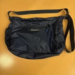 美品　mont-bell ポケッタブルライトショルダーMサイズ　ネイビーのサムネイル