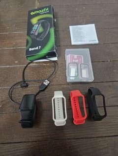 週末値下げAmazfit band7 ブラック おまけに別バンド付き ケース付きのサムネイル