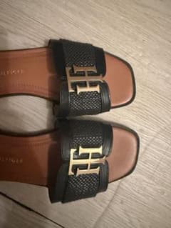 TOMMY HILFIGER サンダル ブラック ゴールドロゴのサムネイル