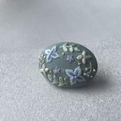 小花の刺繍くるみボタンブローチ｜手刺繍｜オーバルのサムネイル