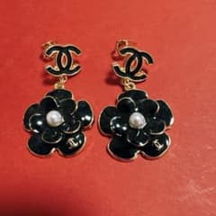 CHANEL カメリア フラワーモチーフ ピアスのサムネイル