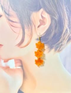 【夏大特価】オレンジ メープルリーフ 3連フックピアス　アクリルのサムネイル