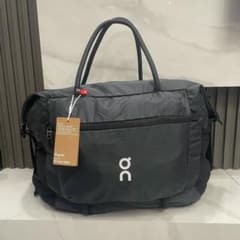 On Track Pack 35L lite　クロスボディバッグ　ブラック Track Pack 35L Lite | Black | On United States