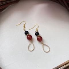 赤×黒 ドロップチャームのピアス ハンドメイド 揺れる 個性的のサムネイル