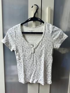 Brandy Melville 花柄 ヘンリーネック 半袖 Tシャツのサムネイル