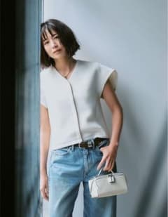 【新品　未使用】NbyNaVy 東原亜希　Vネック トップスのサムネイル
