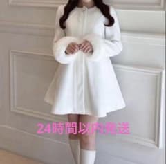 evelyn ティペット付 ビジューコート 2023 白 さえこさんコート evelyn ティペット付 ビジューコート 2023 白 さえこさんコート - メルカリ