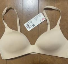 【新品】 UNIQLO ワイヤレスブラ 3Dホールド ベージュ AB 65/70のサムネイル