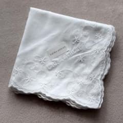 LAURA ASHLEY 白ハンカチ 刺繍のサムネイル