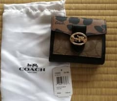 美品　COACH レオパード柄 二つ折り財布のサムネイル