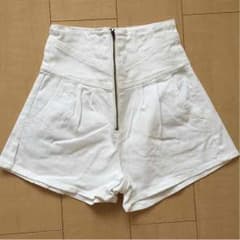 ホワイトハイウエストショートパンツのサムネイル