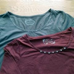 美品！イッツデモ ダークグレー&ワインレッド長袖ビジューカットソー2枚セットのサムネイル