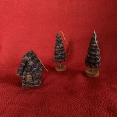 松ぼっくりでできたクリスマスオーナメントのサムネイル