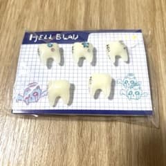 あのちゃん　ano hell blau ヘルブラウ　歯　ピンズ　ピンバッジ あのちゃん ano hell blau ヘルブラウ 歯 ピンズ ピンバッジ - メルカリ