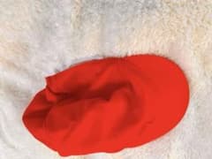 赤いメッシュ帽子のサムネイル