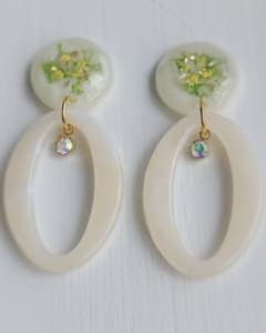 スプリングフープピアス(ホワイト)のサムネイル
