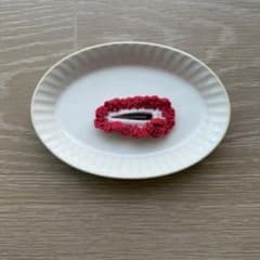 ハンドメイド かぎ針編み　レッド×ピンクフリルパッチンピン　ヘアピンのサムネイル