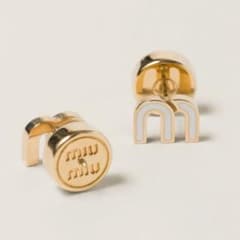 miumiu ピアス ロゴデザイン ホワイト - メルカリ
