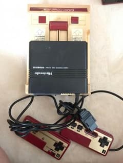 任天堂初代ファミコン本体のサムネイル