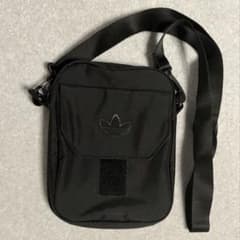 adidasアディダス　ショルダーバッグ　コンパクト
