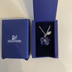 Swarovski 青い花型ネックレス SCS限定品 - メルカリ