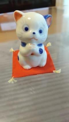 陶器製 猫の置物 座布団付きのサムネイル