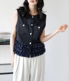 AMELY フリルヘムショートジレ ベスト パールボタン チュールフリルのサムネイル