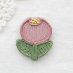 ハンドメイドブローチ　ピンクのお花　陶器風　北欧風　陶土ブローチのサムネイル