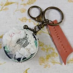 ハンドメイド　マカロンキーホルダー　メダイ　ブラックのサムネイル