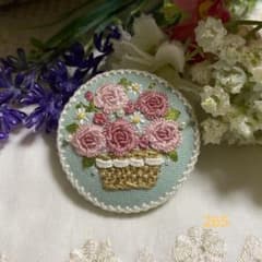ハンドメイドくるみボタン刺繍ブローチ♡秋ばらのアンティークバスケットのサムネイル