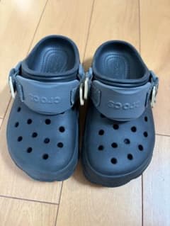キッズ　crocsサンダル　黒のサムネイル
