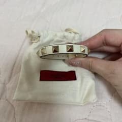 ✧VALENTINO ロックスタッズブレスレット 白✧ - メルカリ