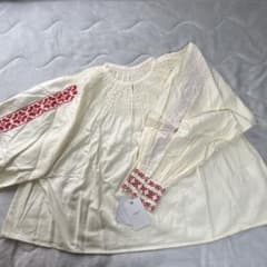 クリーム色 刺繍入りバルーンスリーブシャツのサムネイル