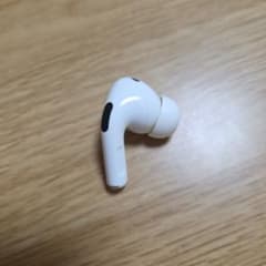 AirPodsPro A2698　右　右耳　イヤホン　ライトニングのサムネイル