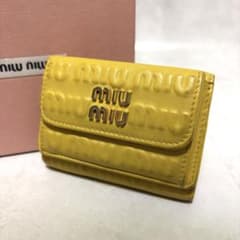 miumiu 三つ折り財布 エンボスロゴ ゴールド金具 レザー ロゴ型押し