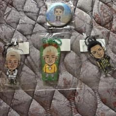 Merchandise set: Can badge, acrylic keychain